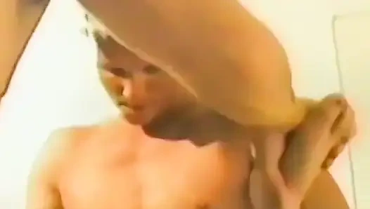 Küçük memeli bir esmer iki adamla sikişiyor