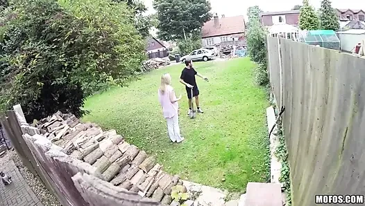 Mofos - yerel adam Marc çarpıcı komşusı Carla Cox'ı filme çekerken yakalandı, sonra onu domaltmaya zorluyor ve yüzüne boşaltıyor