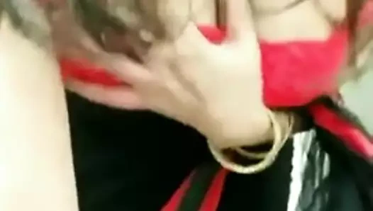 Bengalce yenge gösteren göğüs dekoltesi