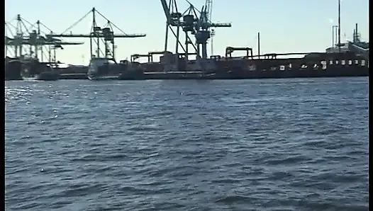 Külotlu çoraplı kız ambulansta büyük bir yarağı sikiyor ve götüne boşalma
