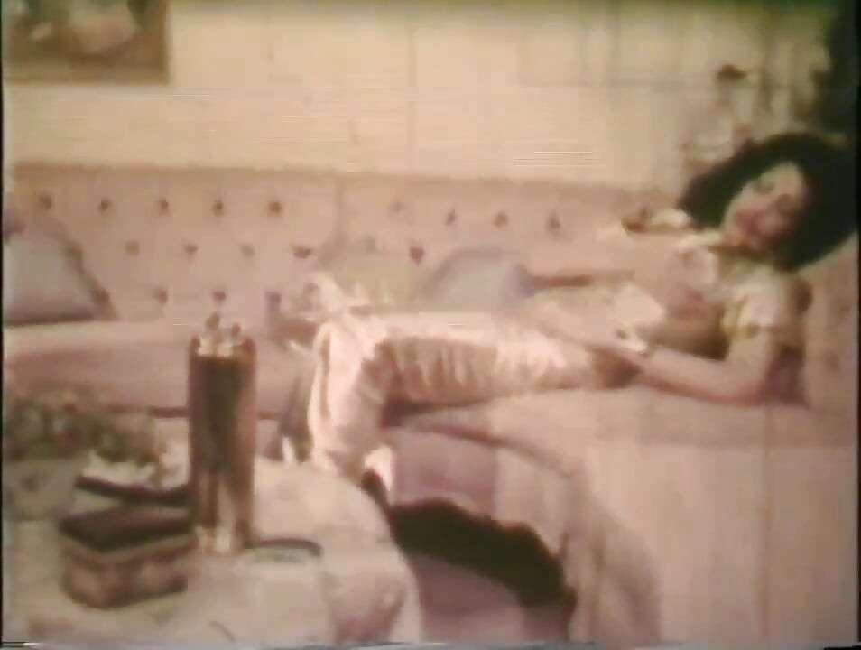 Cüce nostaljik büyük göğüslü zenci kızlarla sikişiyor