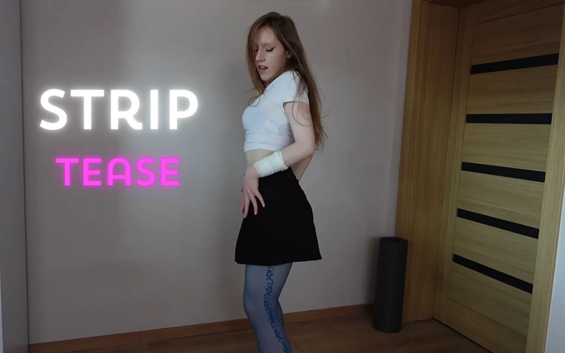 Tamamen çıplak striptiz