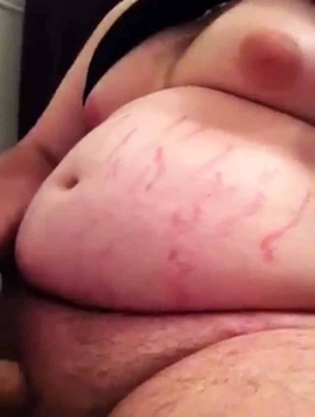 Мой полный живот, пока я дрочу, толстый живот набирает