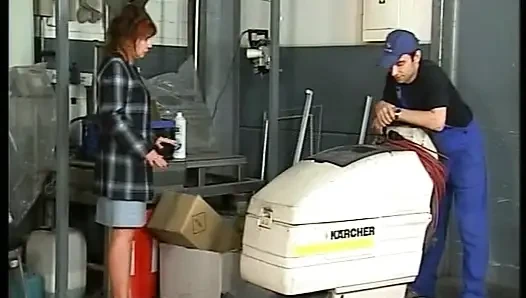 Kızıl saçlı Alman genç erkek avcısı döllenmeden önce götten sikiliyor