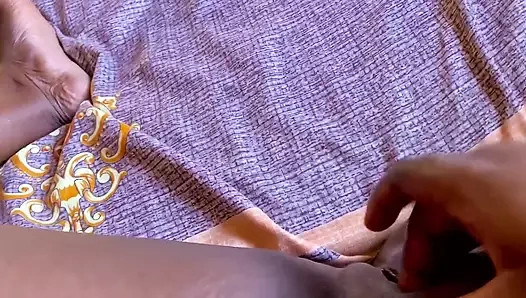 Boşalana kadar göt deliğim ve amcığımla oynarken beni izle