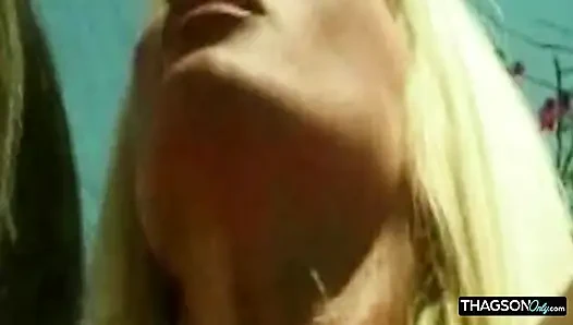 Olgun sarışın hatun açık havada anal sekste genişliyor