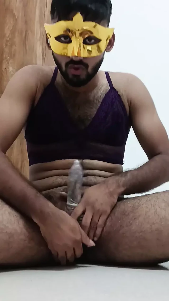 Ateşli iç çamaşırlı seksi kadın egemenliği