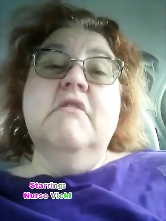 Yaramaz hemşire Vicki Vapes sonra arabasında