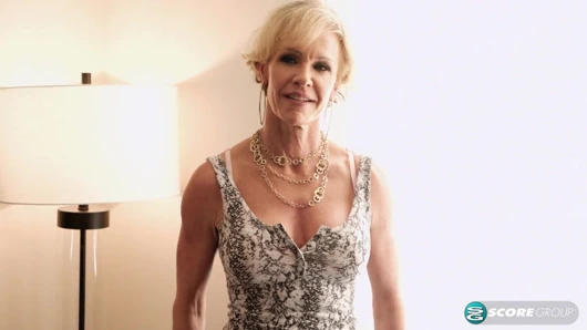 İri göğüslü evli kadın ve anne büyük, genç bir yarağı sikiyor