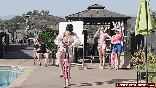 Şınavlar bu vahşi striptiz oyununda güçlerini test ediyor