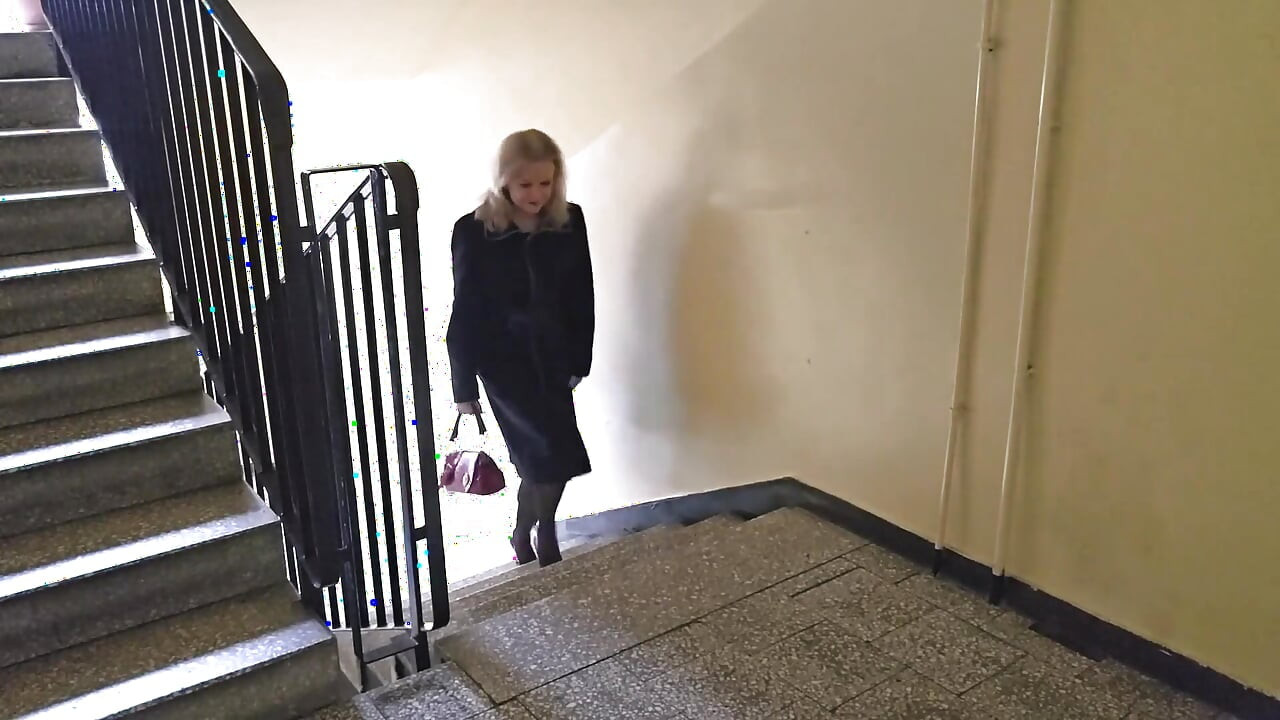 Oturma odası masasında ateşli mastürbasyon.