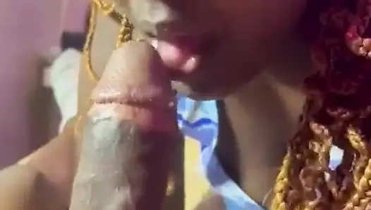 Ona derin gırtlak öpücüğü veriyor