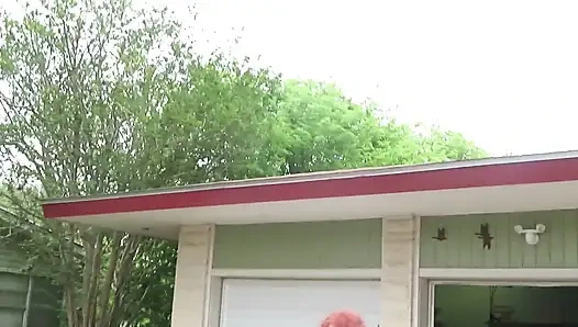 Seksi olgun iri güzel kızıl saçlı hemşire Vicki arabasını yıkıyor!