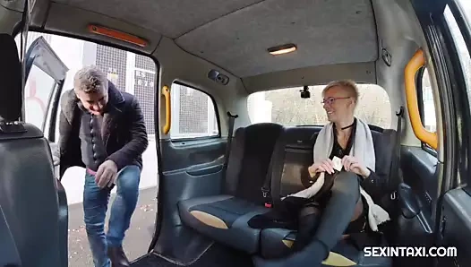 Vücudunu taksicimize sunuyor