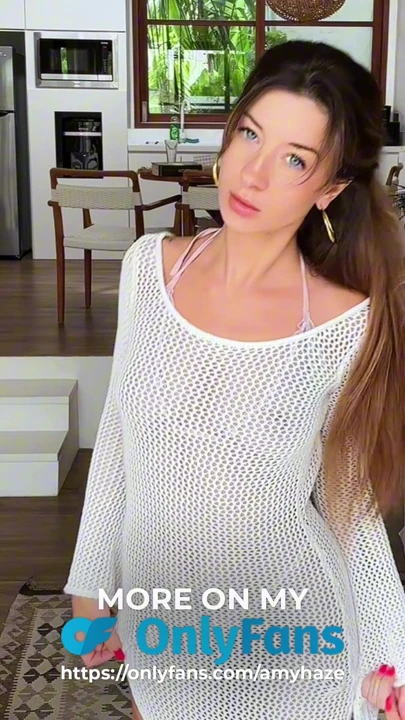 Sevimli bir esmer elbiseyi deniyor