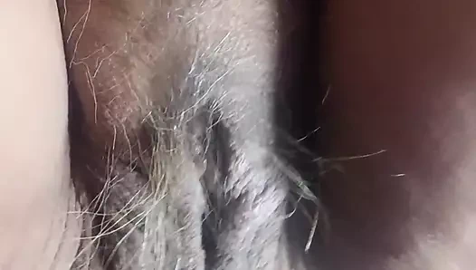 Erkeklere duvar deliği sunucusu olma fantezim. Kıllı amcığımın tekrar tekrar sikildiğini hissediyorum!