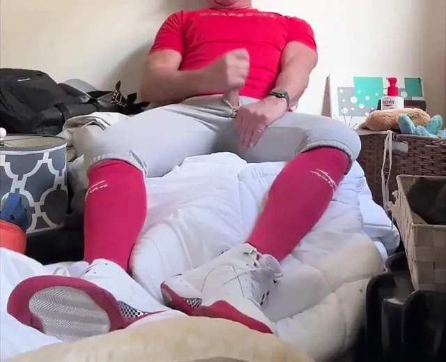 Alfa beyzbol oyuncusujockdad87 yine beyzbol ekipmanlarında jock dölünü çekiyor