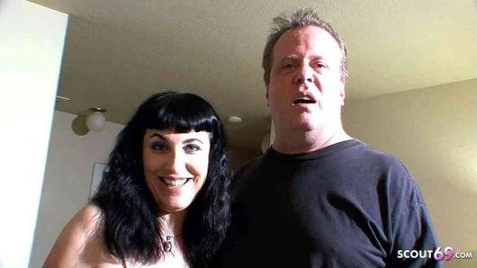 Gerçek olgun çift ile kıllı eş ve küçücük çük adam at döküm