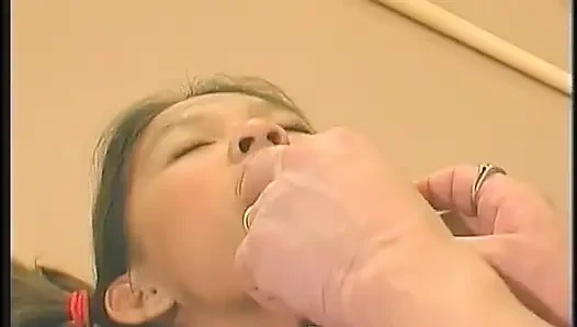 At kuyruklu şehvetli amigo kız ıslak ve ıslak sakso çekiyor