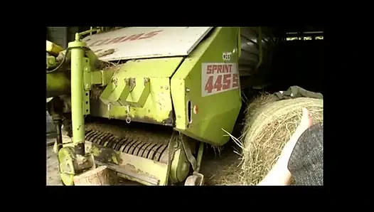 Amatör çiftçi olgun büyük memeli karısını çiftlikte sikiyor ve ağzına boşalıyor