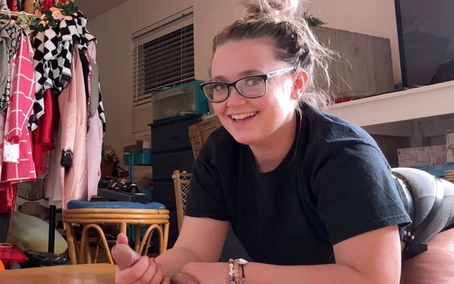 Ayaklarıyla taşakları parçalıyor, elleriyle vurduruyor, nerf vuruyor ve boşalıyor