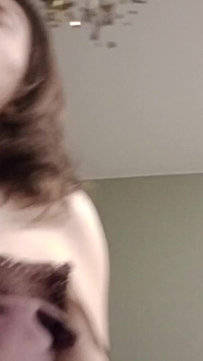 Bu azgın büyük memeli orta yaşlı seksi kadın tüm suyunu emecek | Klip 1