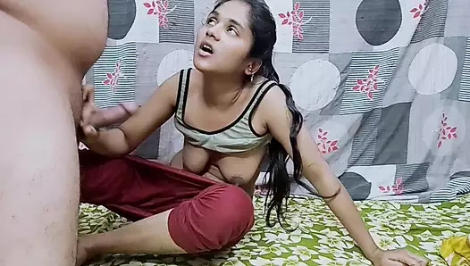 Hintli evli kadın kocasının arkadaşı tarafından sikiliyor