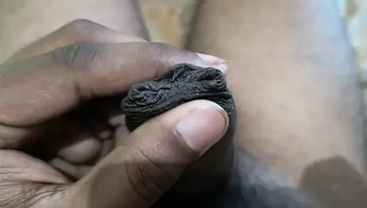 Hintli oğlan büyük kalın yarak gösteriyor ve mastürbasyon yapıyor.