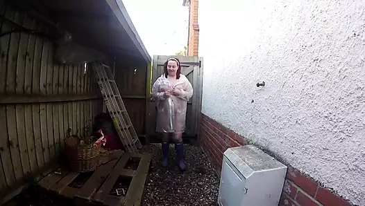 seksi karısı haley açık havada plastik mac ve wellingtons