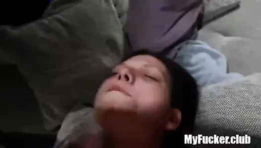 Gut aussehende Brunette macht einen Blowjob