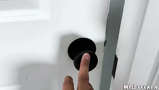 Kızıl saçlı üvey anne genç yarağı alıyor