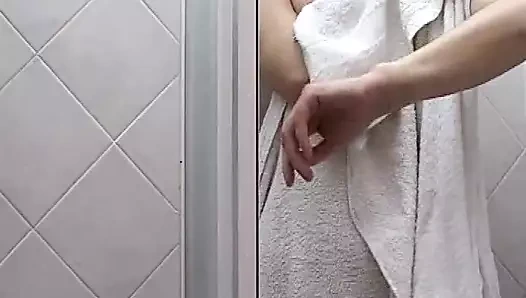 Karısının sikişmeden önce duş almasını izlemeyi seviyor