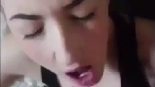 Amatör sarışın sürtüğün yüzüne güzel bir boşalma