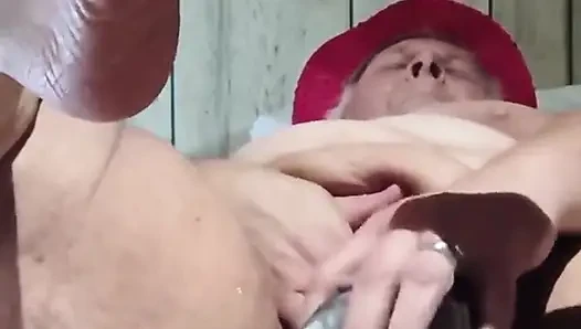 Deliğinin derinliklerine bu dildo gidiyor amına mı sakso çekiyor?