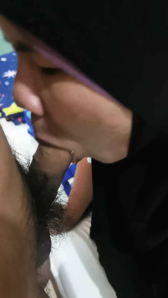 Bir Müslüman kız yorgun bir şekilde egzersiz yaparken ağzında büyük bir doldurma bulur.