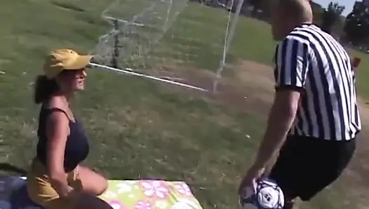 Büyük memeli genç erkek avcısı hakemle sikişiyor