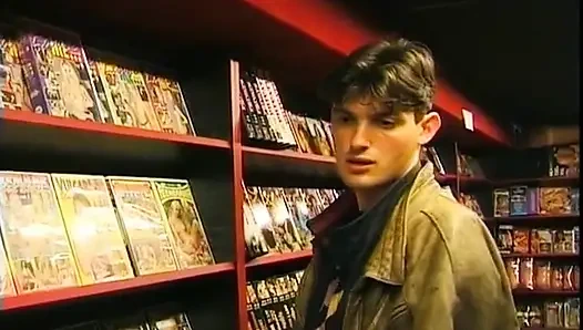 Alman anal sikilen genç kızın yüzüne kütüphanede boşalıyor