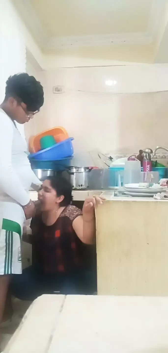 Empregada doméstica fodendo e chupando quando minha esposa está distraída