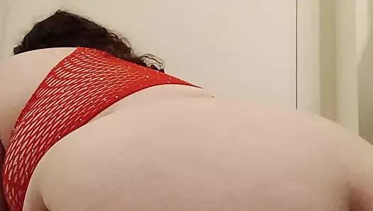 Büyük götlü iri güzel kadın yerde titreyen bir dildoyla sikişiyor