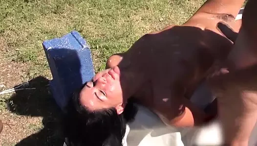 Kalabalık döl bahçe partisi