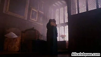 Elizabeth hurley tamamen çıplak