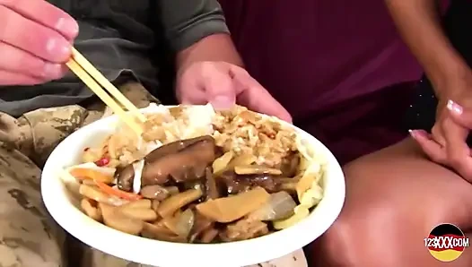 Harika görünümlü Avrupalı ateşli kız götten derinden sikiliyor