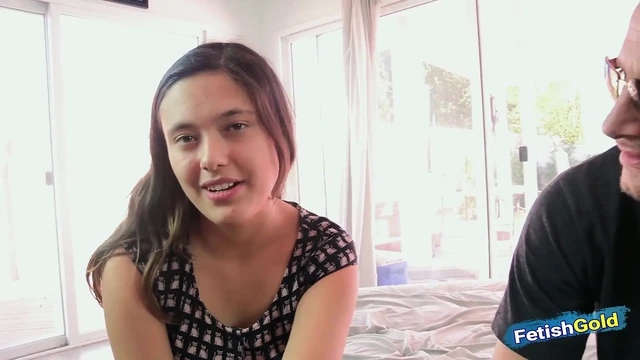 Esmer genç kız dövmeli bir adam tarafından sıkı amını siktiriyor