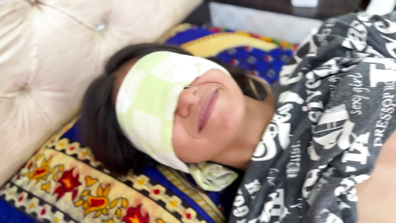 Kız arkadaşım göğüslerine masaj yaptığımda utangaç