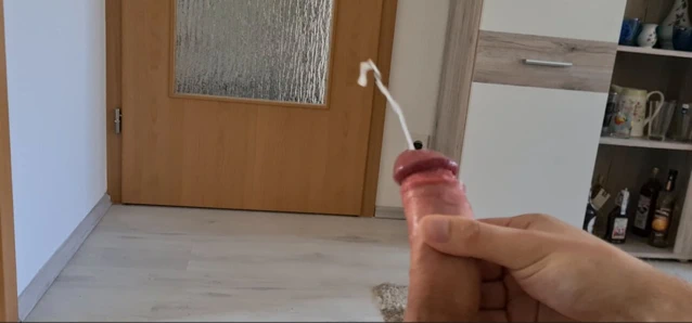 Genç adam bir hafta inleyerek uzak kaldıktan sonra büyük miktarda döl atıyor