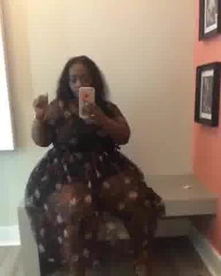 Seksi götlü siyah iri güzel kadın