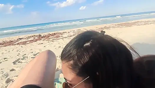 MILF plaj bakış açısından sperm yutarak bir penis emiyor