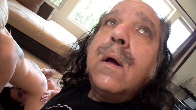 Dedeyle grup seks - dede sürtüklere yumruk sokuyor