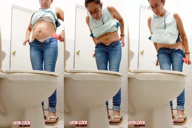 SEKSI OLGUN KADıN MINIK, ŞEHVETLI KÜLOTUYLA GÖTÜNÜ GÖSTERIYOR