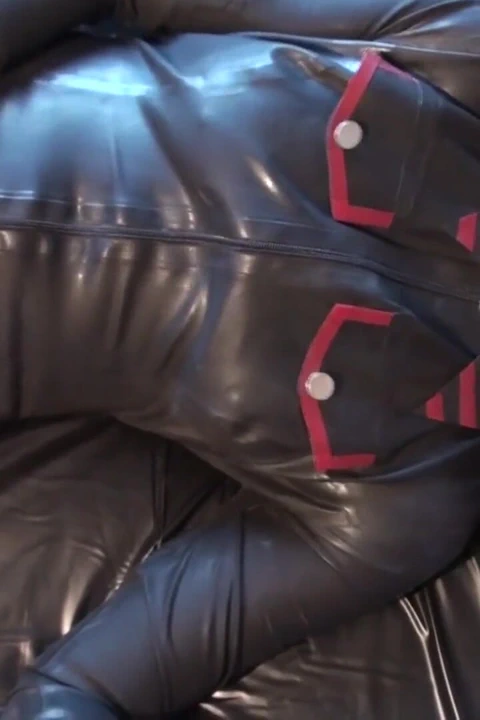 Lateks Danielle askeri kedi kıyafetiyle mastürbasyon yapıyor